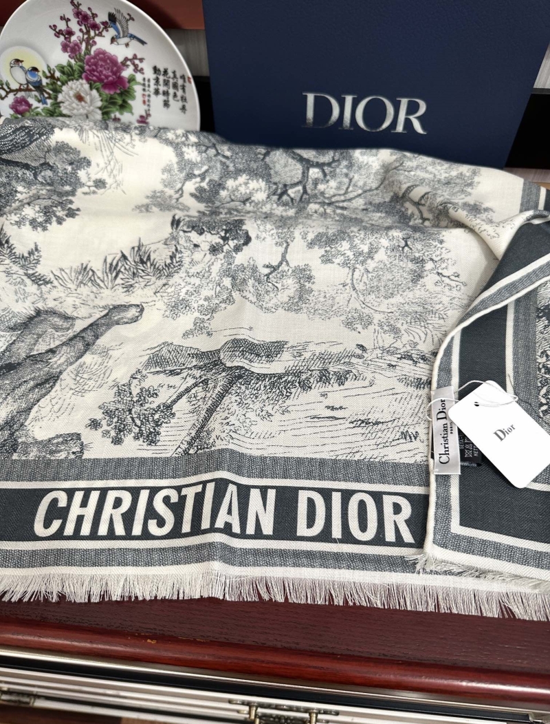 CHRISTIAN DIOR